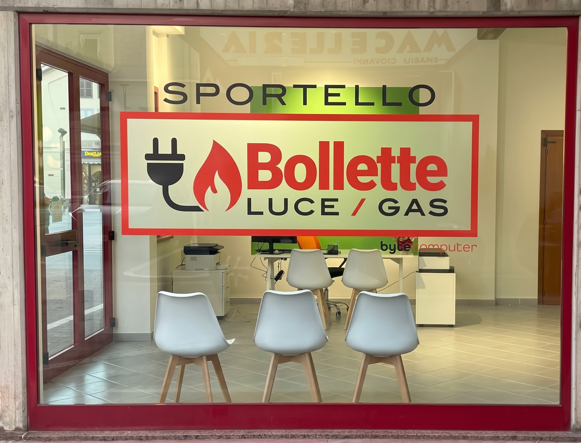 La vetrina dello Sportello Bollette in Corso Mazzini 8 a Grottammare